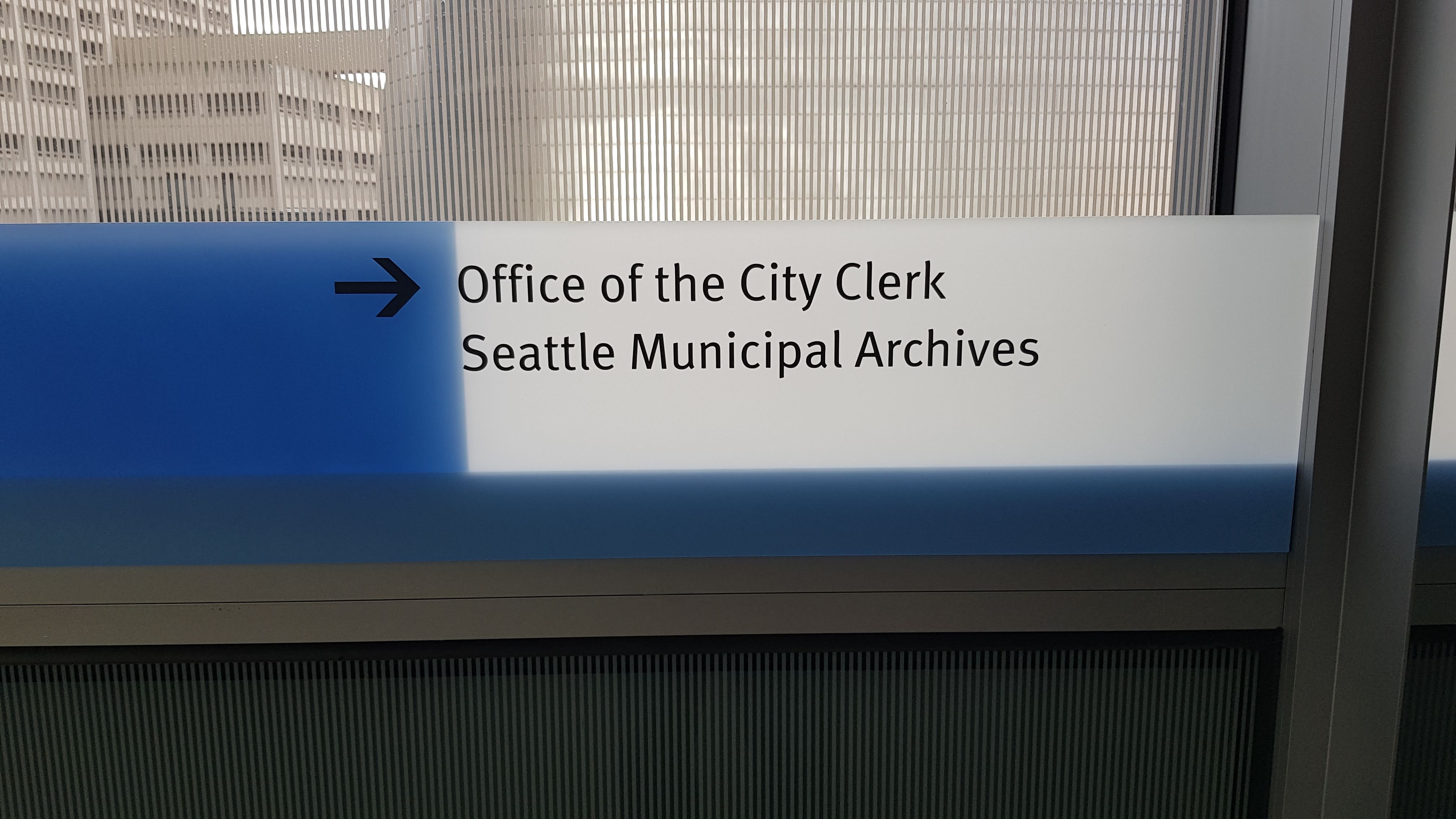 시청 3층의 기록원 안내표시