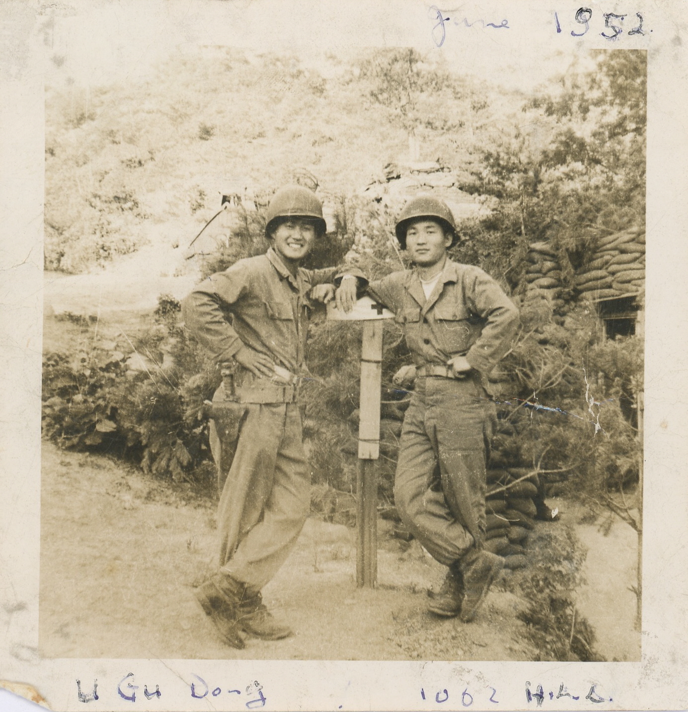 사진 5. 류영봉 기증사진(1952년 부상병을 진료했던 벙커 앞 기증자와 동료 모습)