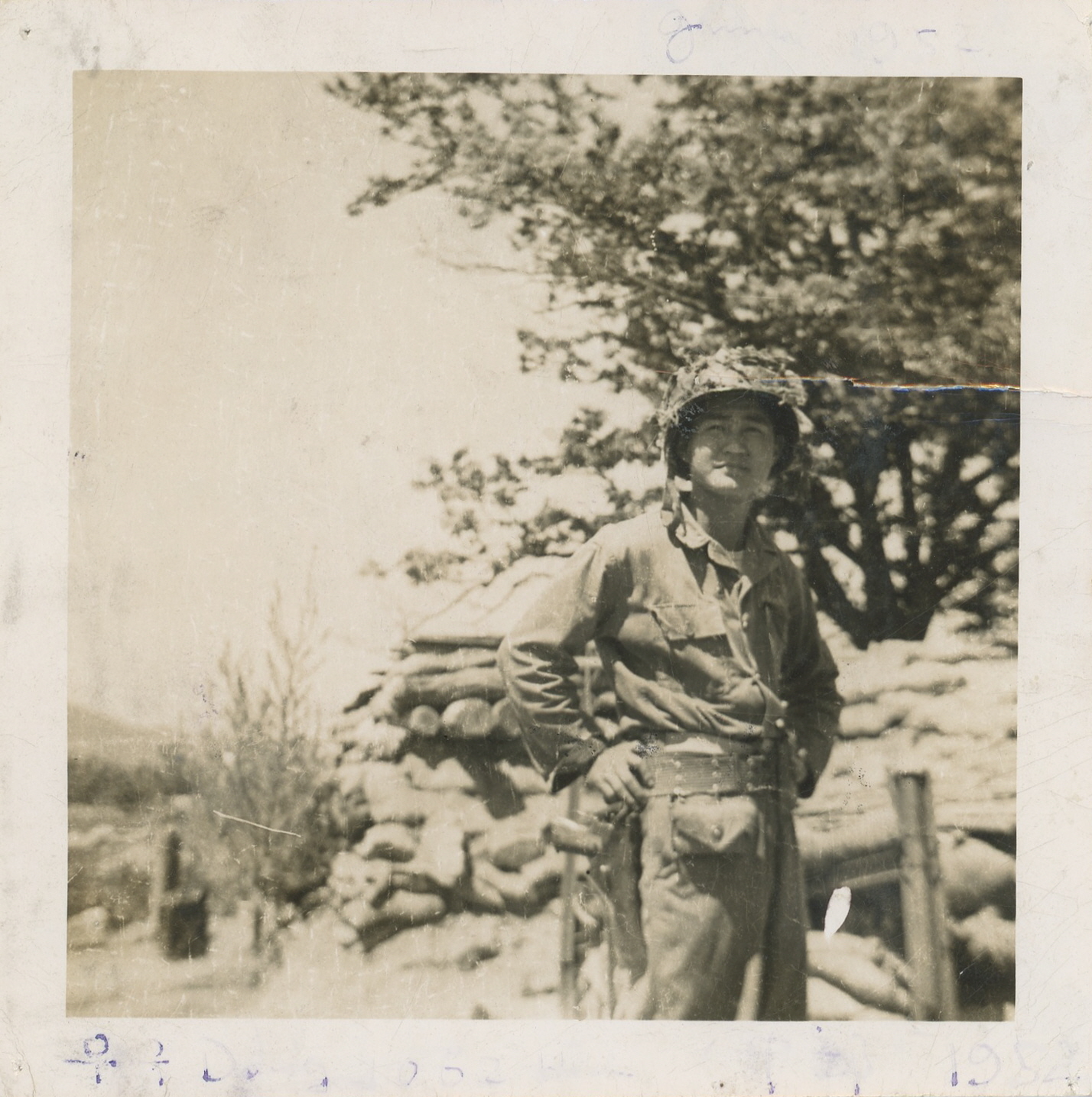 사진 4. 류영봉 기증사진(1952년 부상병을 진료했던 벙커 앞 기증자 모습)