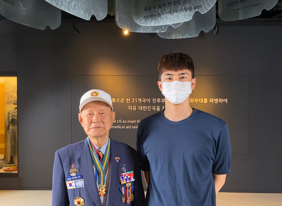 사진 9. 구술영상 본 촬영 당시, 류영봉 참전용사와 함께 찍은 사진(2021) / 출처: ArchMuse