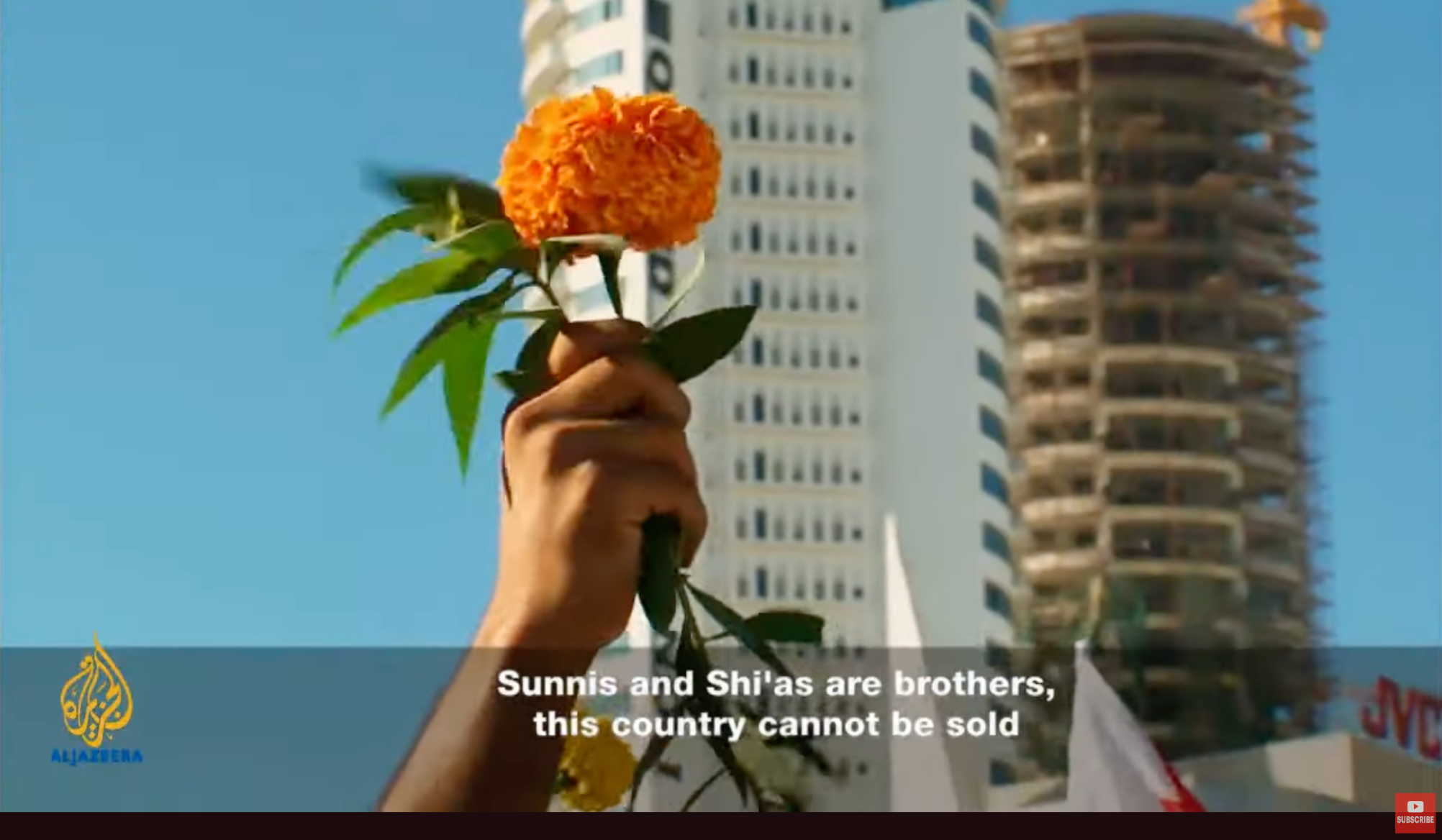 무장 경찰과 대치한 시민들이 꽃을 건네는 모습. 이는 평화적인 저항을 상징한다. 영어 자막 번역: 