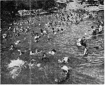 세검정 주변 물놀이객의 모습(동아일보 1932년 8월 3일)