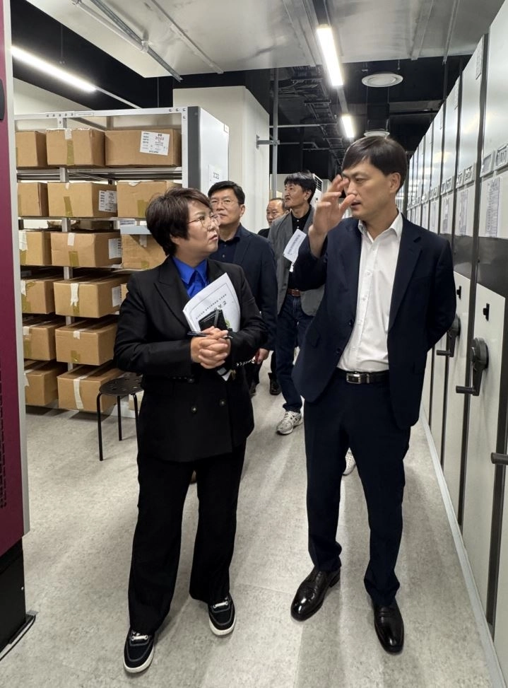 (출처 : 경기도의회,
지난 12일 경기도교육정보기록원을 방문해 기관의 주요 업무를 보고받고, 평택에 조성될 ‘영구지방기록물 관리시설’의 설립 계획과 향후 활용 방향을 논의했다.)