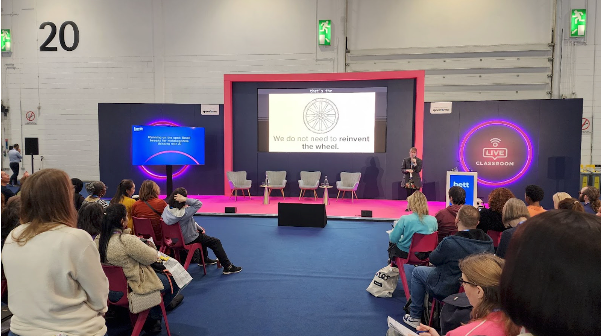 Amelia King이 “Running on the spot: Small tweaks for metacognitive thinking with AI”라는 제목으로 발표하는 장면