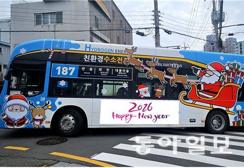 관광객들도 찾을 정도로 유명하던 부산의 '산타버스'는 민원으로 인해 운행이 중단될 뻔 했지만, 재정비를 통해 운행을 재개하기로 했다.(출처: 동아일보)