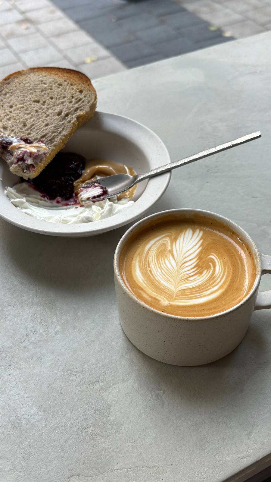 전날 밤에 시 안 써져서 끙끙대다가, 아침 카페에서 후루룩 한 편을 완성했습니다. 아침 최고!