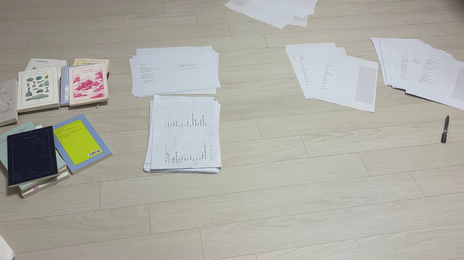 구월과 시월. 구성과 순서를 고민했어요. 이 과정이 가장 힘들었습니다. 주변에 방법을 물어보았는데 다들 뾰족한 비기는 없더라고요. 그저 계속 보다 보면 알게 되는 종류의 일인 것 같습니다. 계약 후 신작 세 편을 더 써서 최종으로 보냈는데, 그중 한 편은 빠지게 되었습니다.