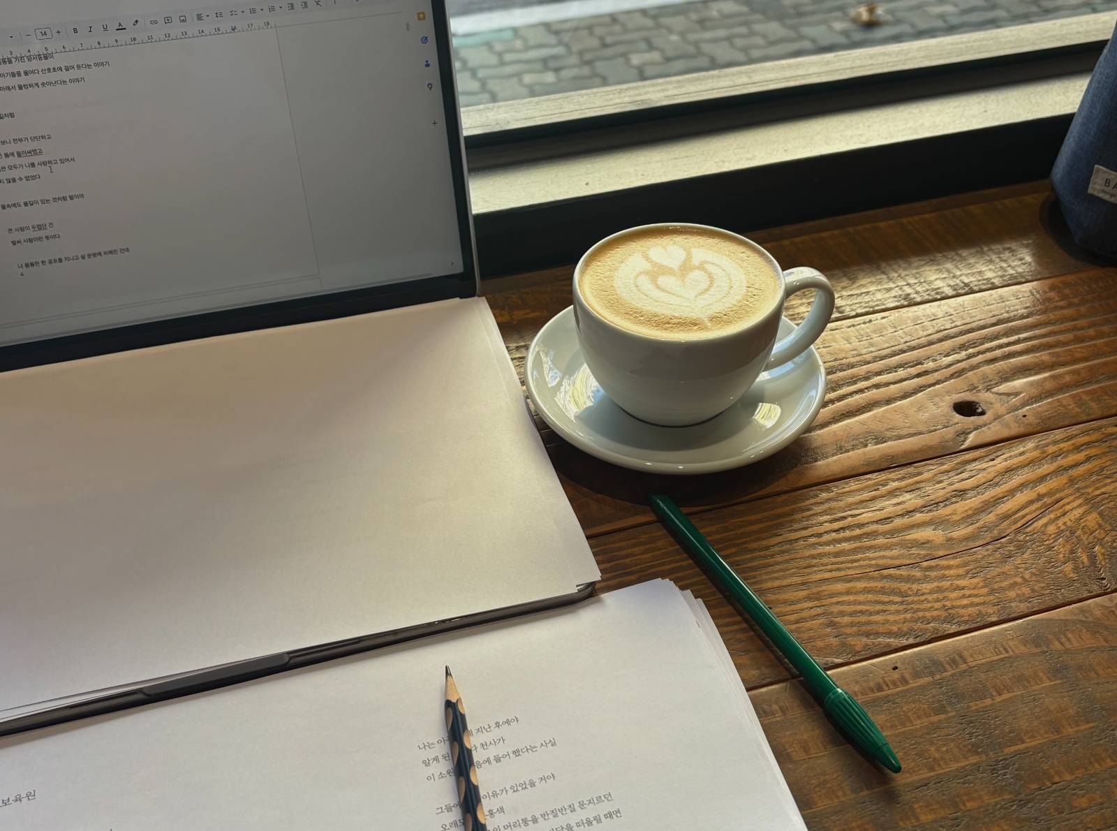 십이월. 2교지입니다. 시 몇 편은 순서를 바꾸기도 했습니다. 이때쯤 편집부와 제목 논의를 활발하게 했던 것으로 기억합니다.