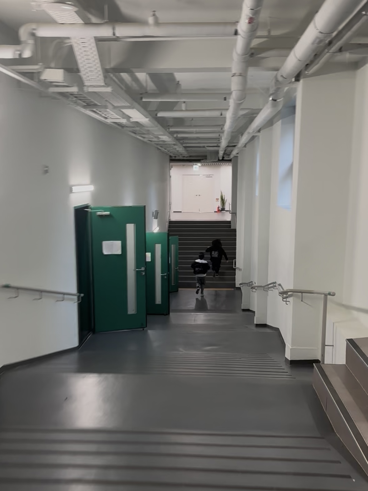 구관 1층과 신관 2층을 잇는 경사로