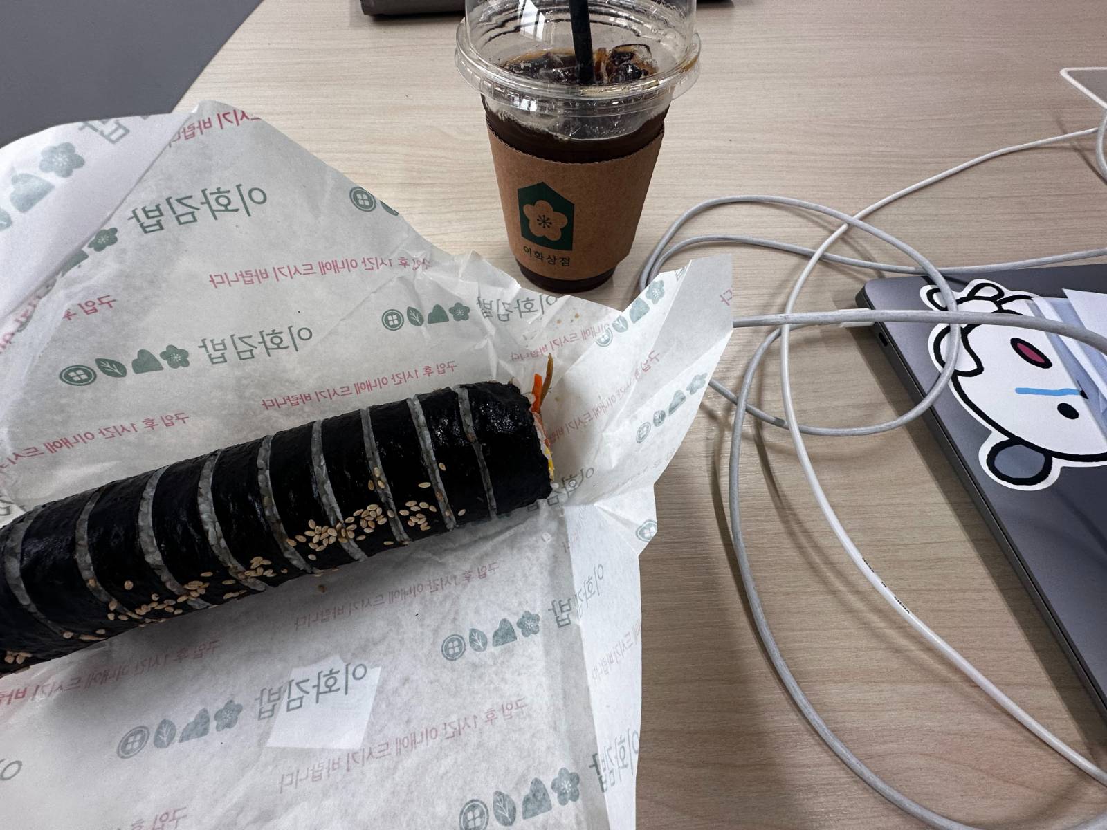 학관에서 먹은 아이스티노와 참치김밥