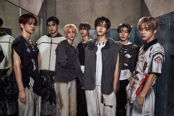 클로즈유어아이즈가 미니 3집 앨범 '블랙아웃(blackout)' 초동 57만장을 기록했다.