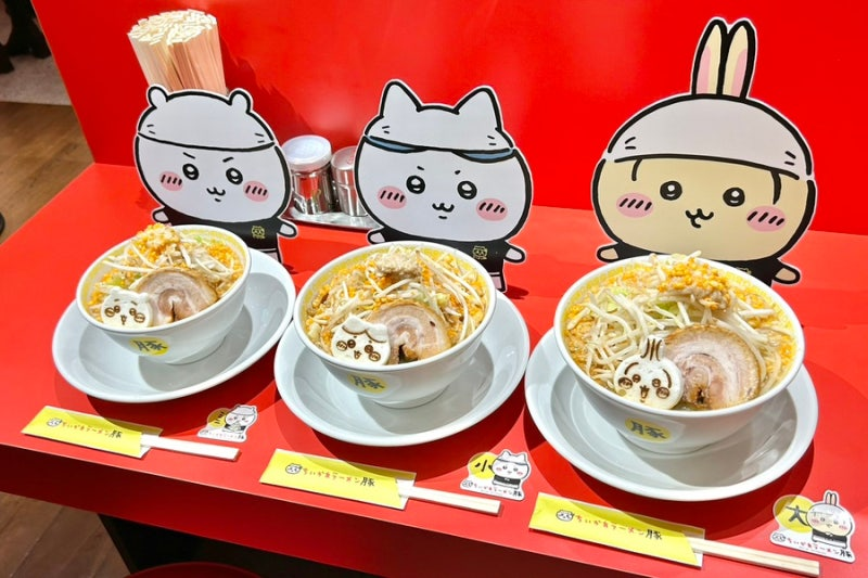 치이카와에 등장하는 라멘 가게를 모티브로 한 지로계(Jiro-style) 일본식 돼지뼈 라멘 전문점으로&nbsp;대사이즈는 (면 300g + 우사기 어묵) 1,980엔 (특전 스티커 제공). 전반적인 가격대가 다소 높은 편이다.