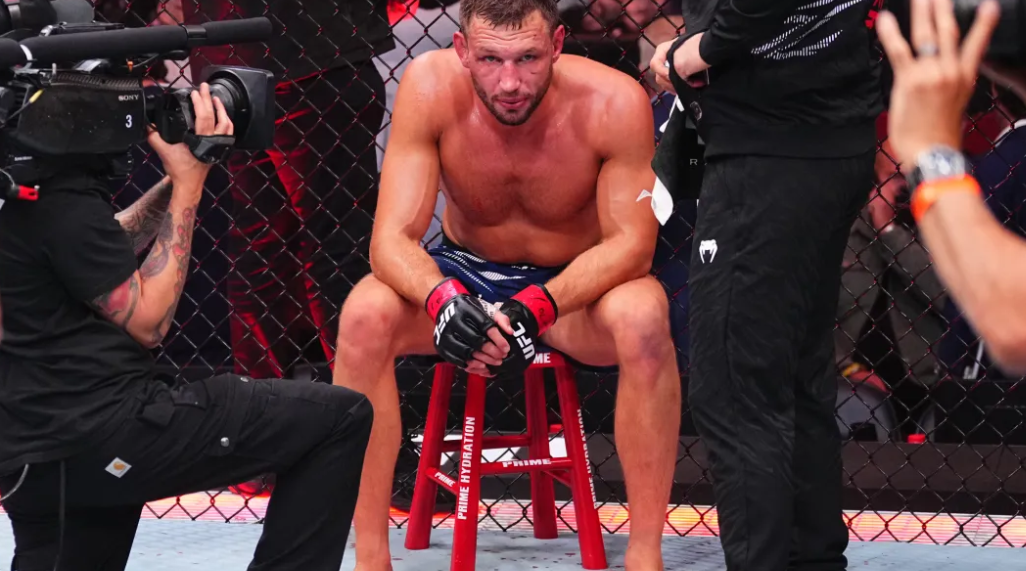 <경기 중 지친 더 리더 출처: MMA Mania>