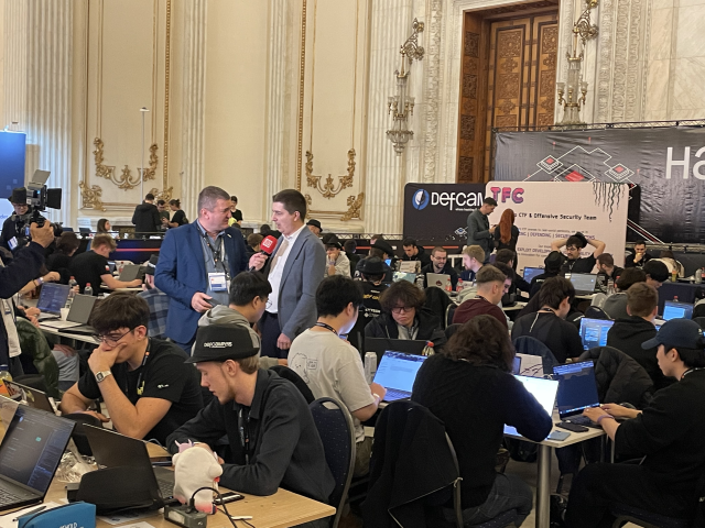 DefCamp CTF 현장에 참여 중인 SaturnX 팀 외 15팀 (출처: 김채영)