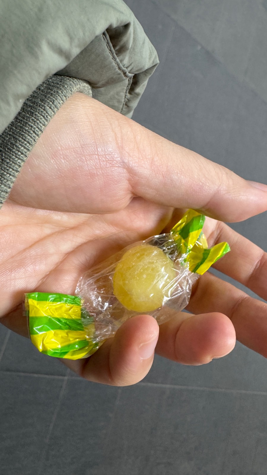 레몬 사탕 먹을래?의 썸네일 이미지