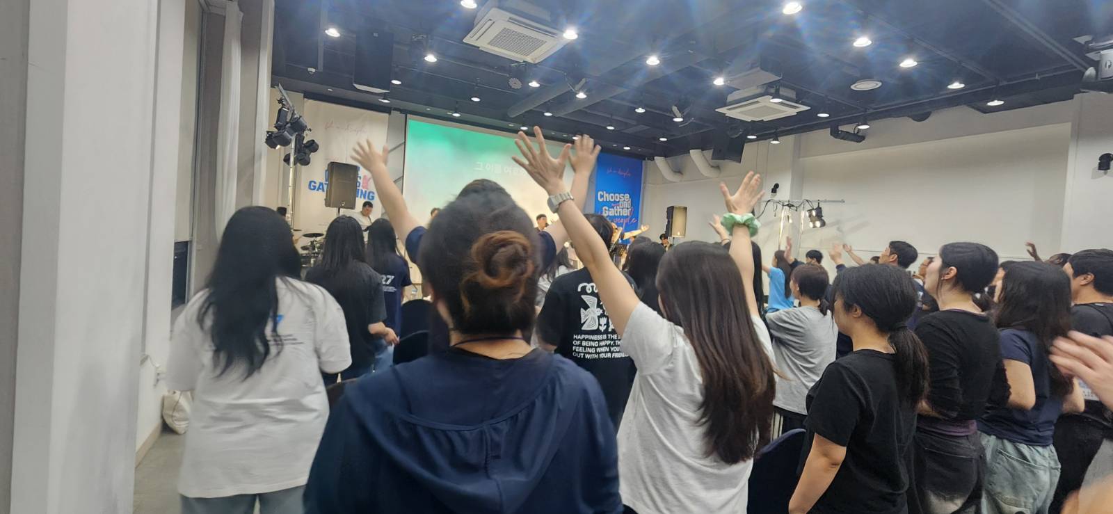 하나님을 예배하고 있는 장면