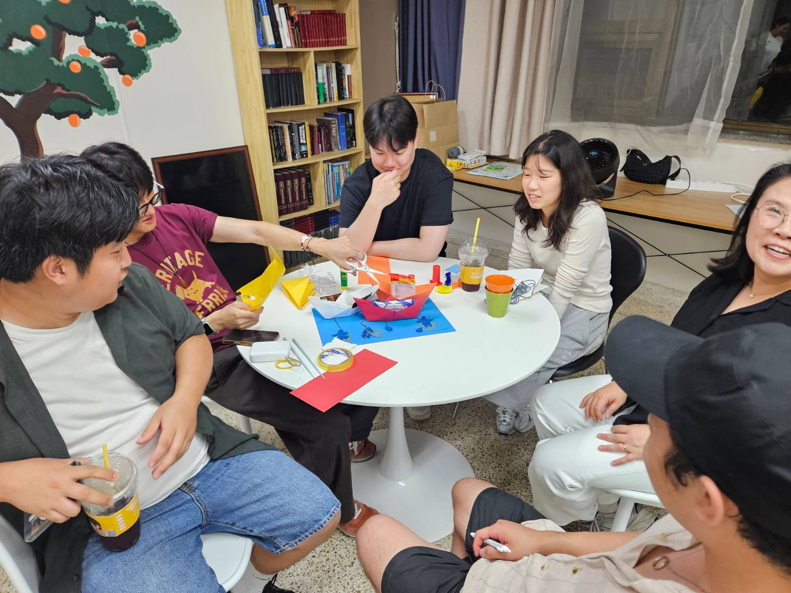 친구들과 나눔을 하고 있는중