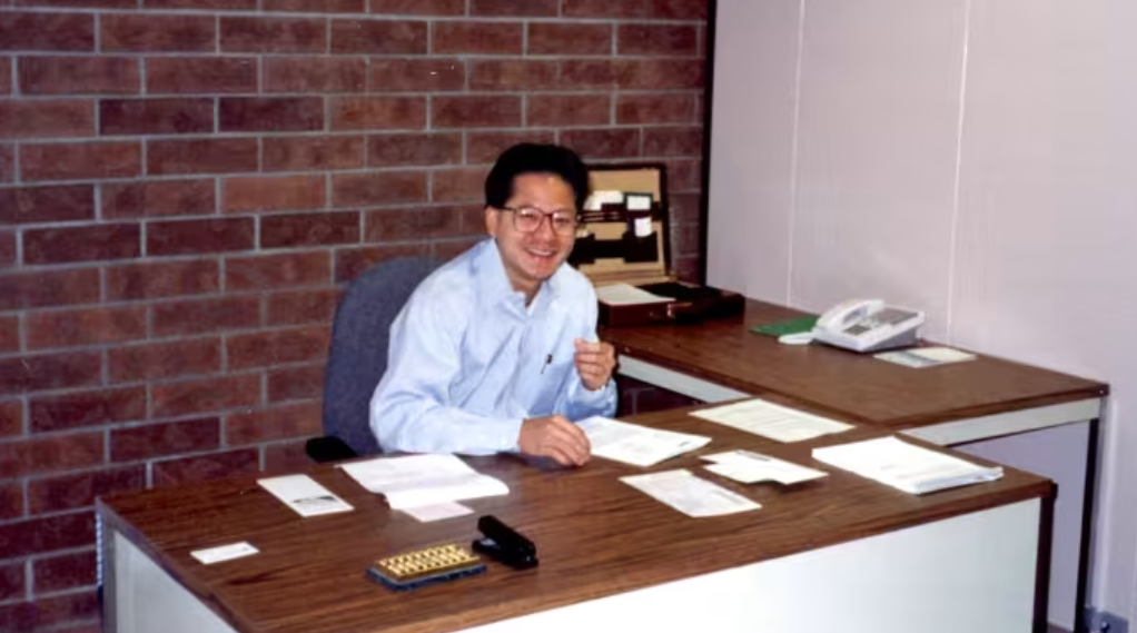 <엔비디아 초기 사무실에서 일하는 젠슨 황, 출처: NVIDIA>