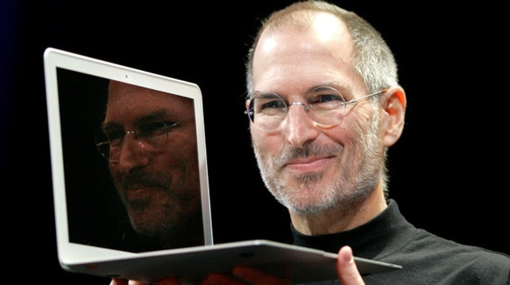 <맥북 에어를 소개하는 스티브 잡스, 출처: BrandZing>