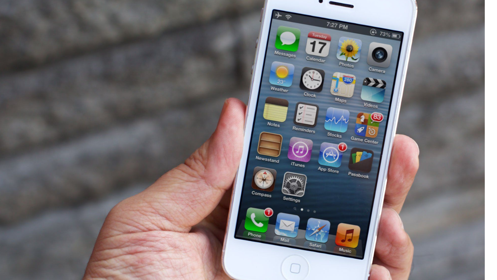 <2012년 출시된 iPhone 5, 출처: iMore>