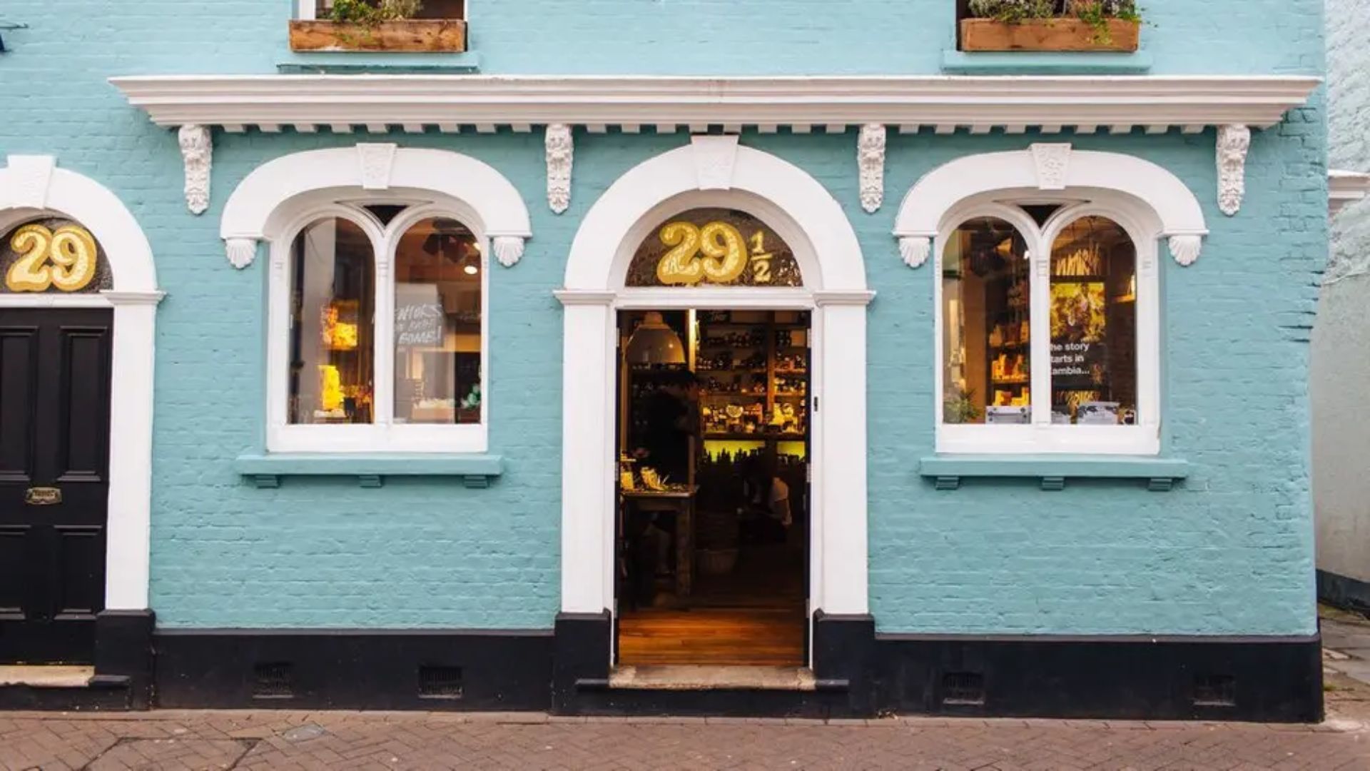 <러쉬의 첫 번째 매장, 출처: BBC>