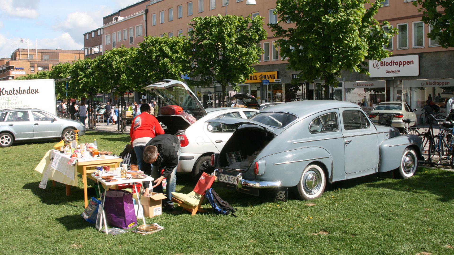 <자동차 벼룩시장. 러쉬 창업 직후 로웬나는 벼룩시장에서 물건을 팔아 원재료를 살 수 있었다. 출처: Wikipedia>