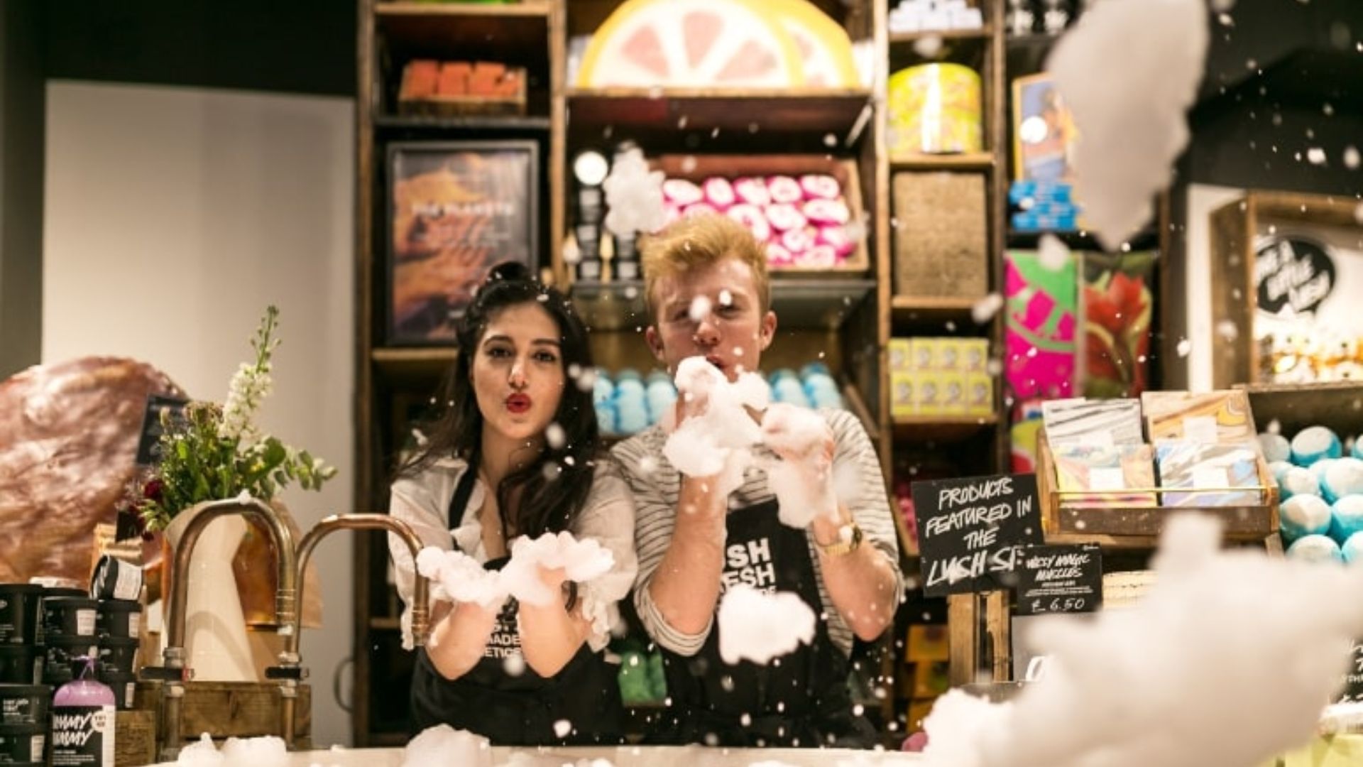 <제품을 시연하는 러쉬의 직원들, 출처: LYON>