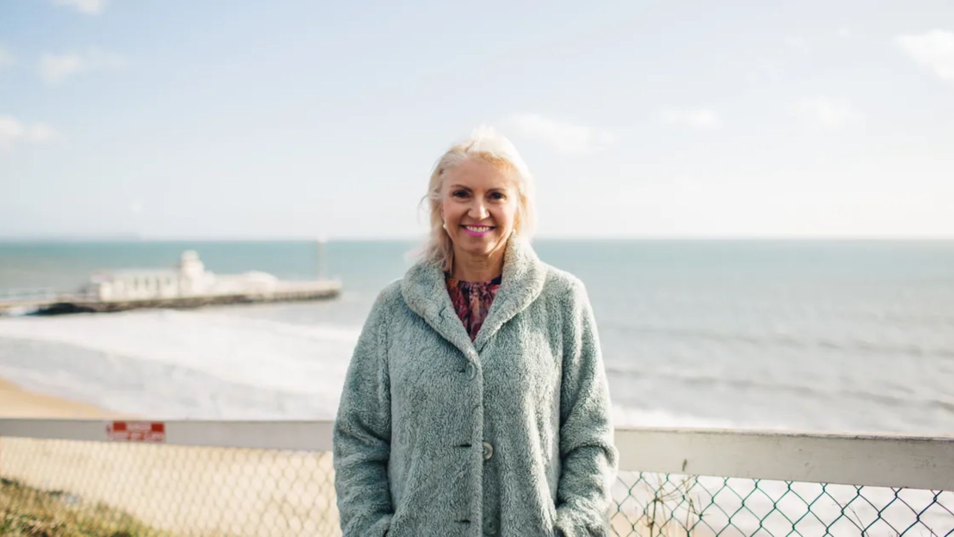 <해변 앞의 로웬나 버드. 그녀는 매일 아침 항상 해변을 산책하고 쓰레기를 주우며 하루를 시작한다. 출처: Huff Post>