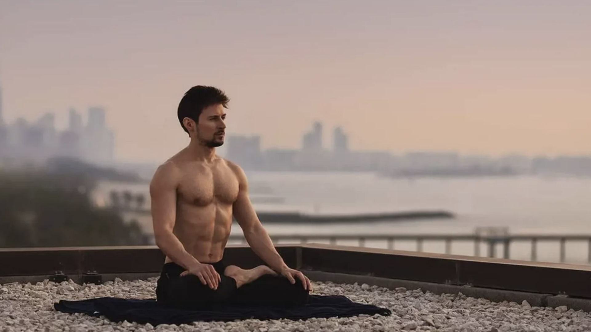 <명상을 하고있는 파벨 두로프, 출처: CNBC>