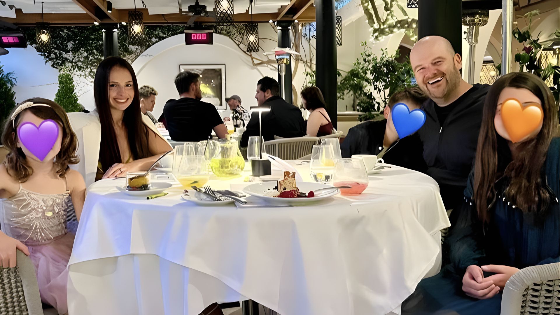 <댄과 그의 가족들, 출처: Reddit>