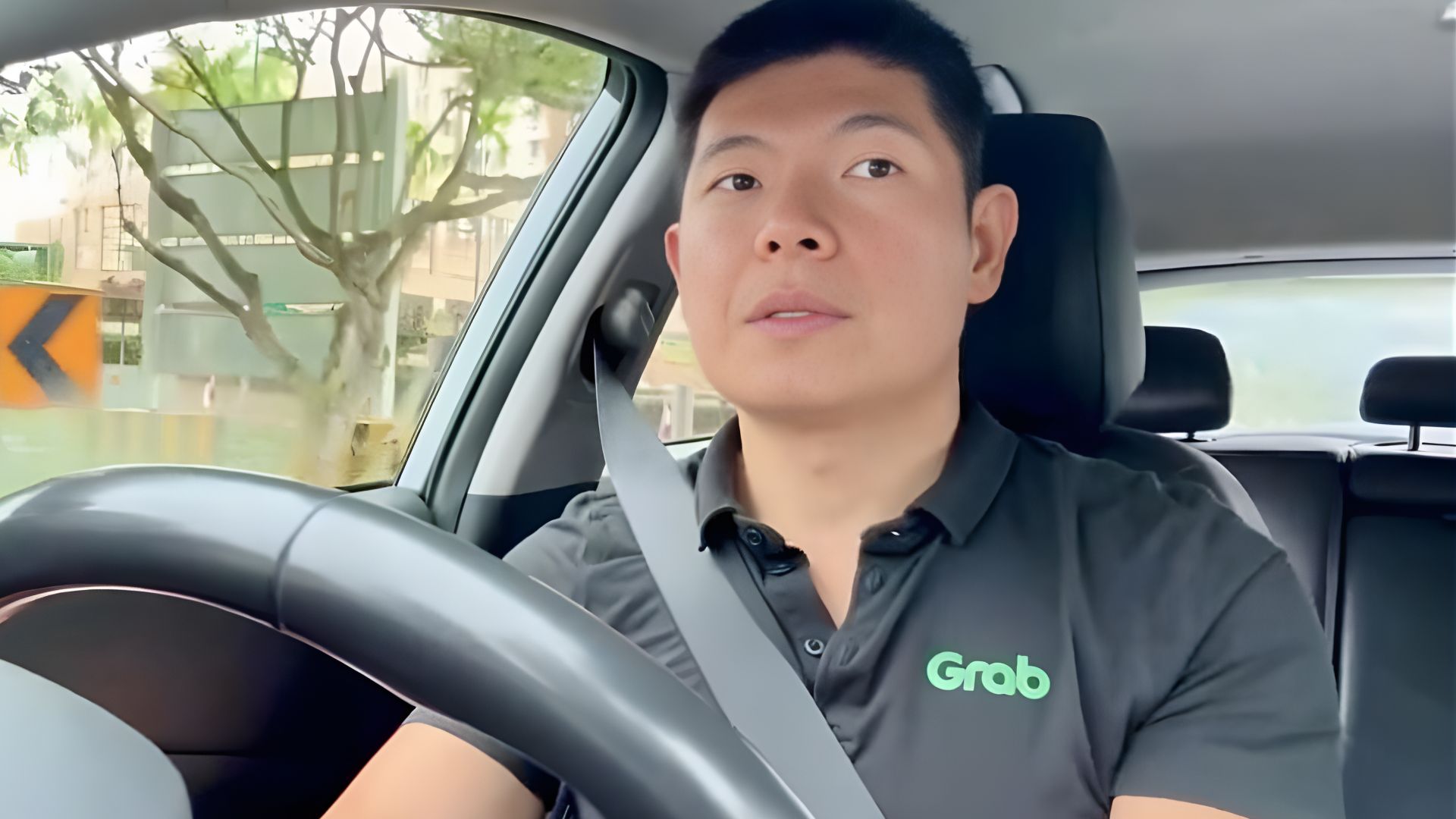 <운전하는 앤서니 탄, 출처: Drive safe and fast>&nbsp;