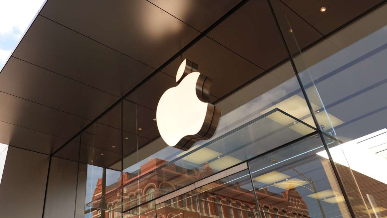 <애플 매장의 로고, 출처: Investopedia>