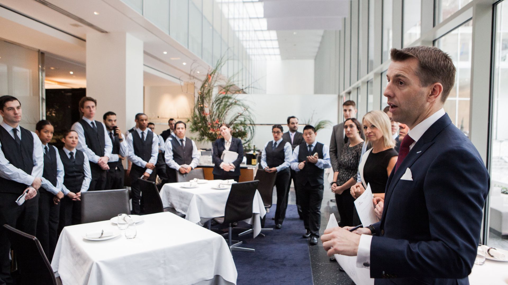 <대니의 팀이 교육을 받고 있는 모습, 출처: The New York Times>