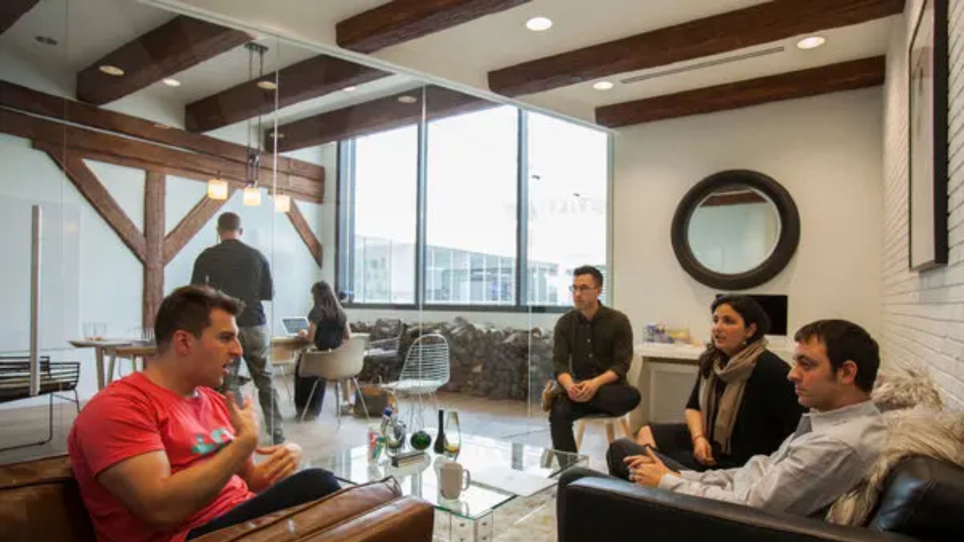 <직원들과 회의 중인 브라이언 체스키, 출처: The New York Times>