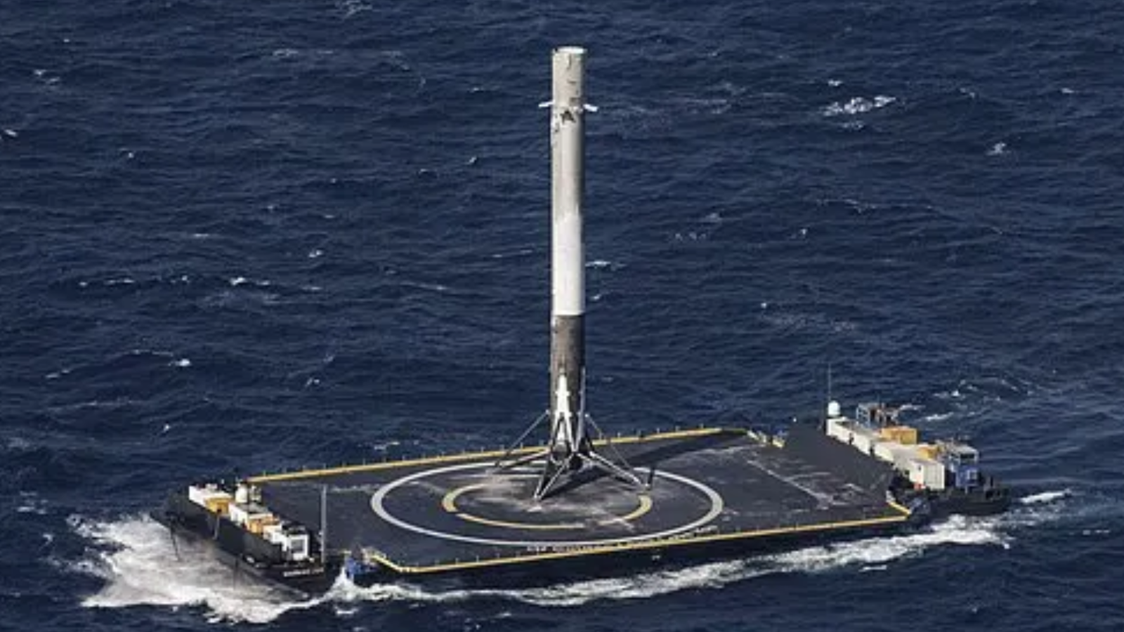 <팰컨 9의 1단 추진체를 붙잡고 있는 Of Course I Still Love You, 출처:&nbsp;SpaceX>