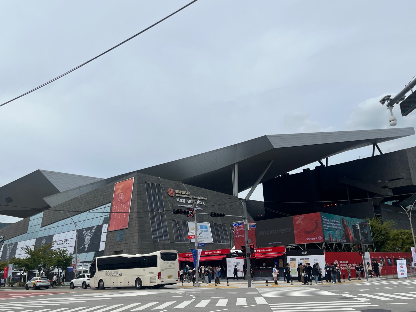 비프힐. 현장표를 사려는 관객들로 북적북적