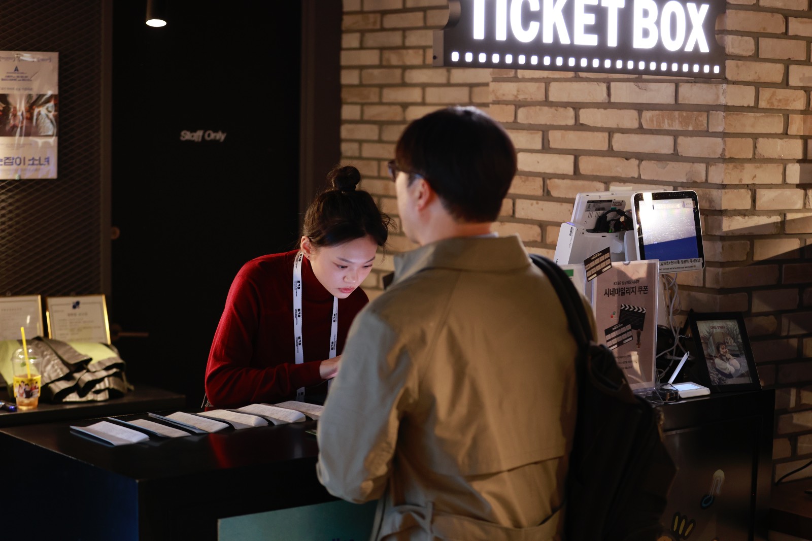 한 분씩 도착하십니다 히히히