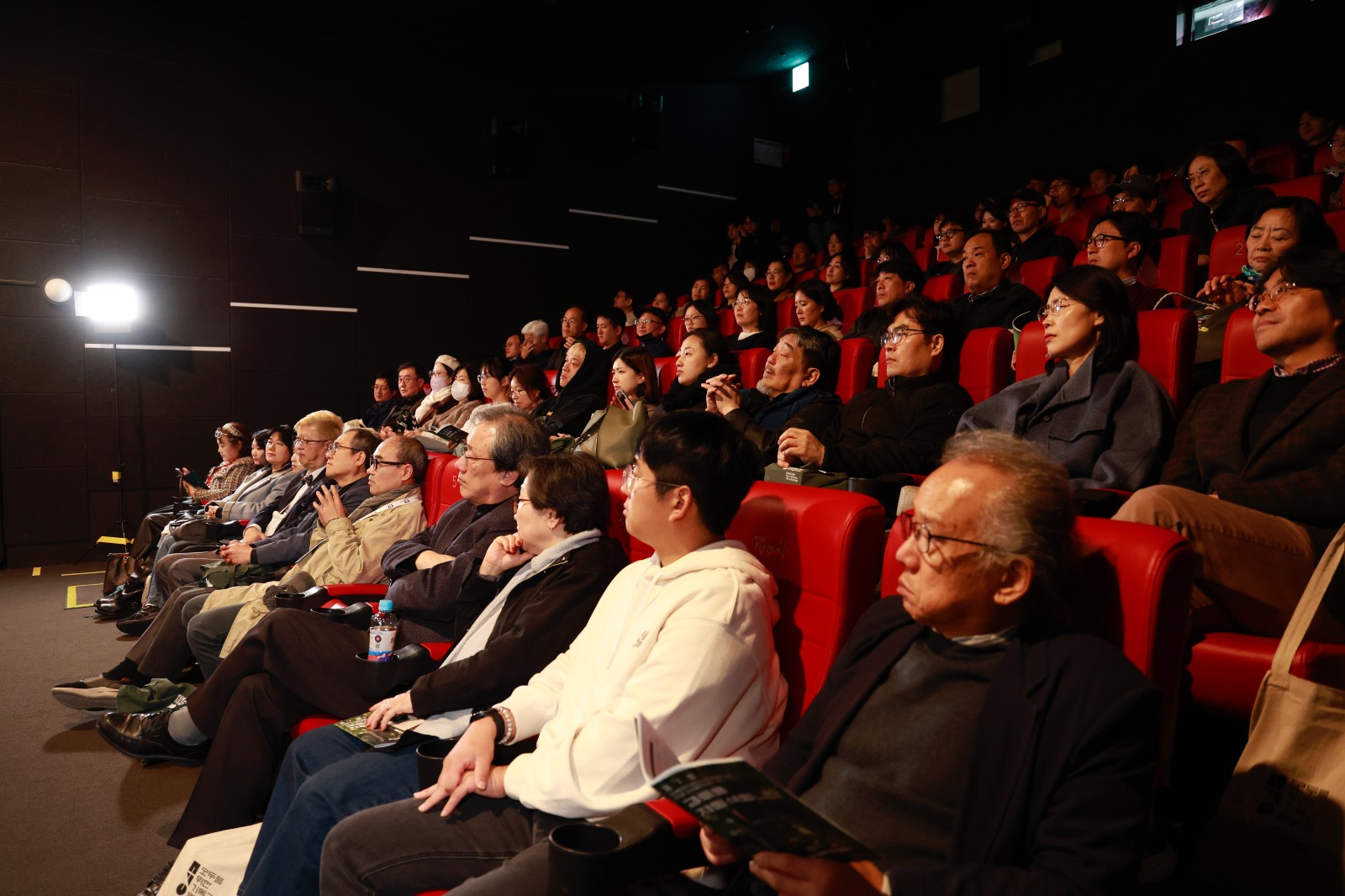 좌석을 가득 채워주셨네요!