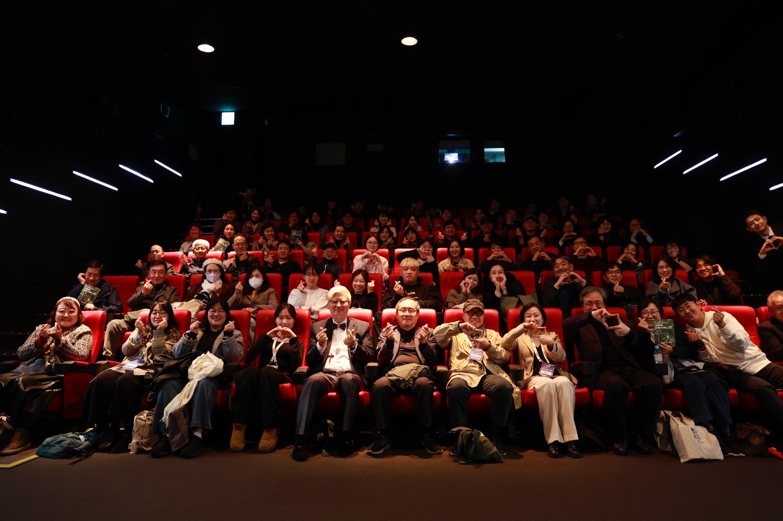 모든 게스트 분들과 함께 개막식 기념 사진!