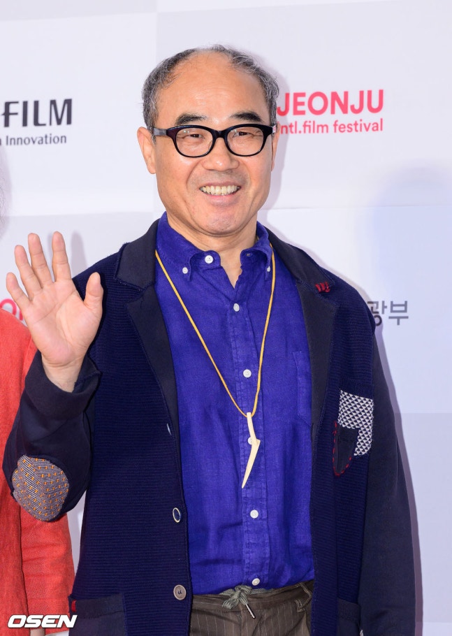 모두를위한기독교영화제 강신일 위원장님. 어색어색 하지만 활짝 웃으신 거 맞습니다. (사진 출처: OSEN)