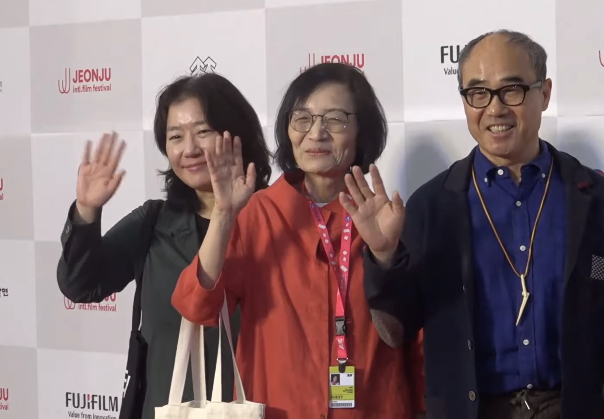 포토월에서 인사. 서울국제여성영화제 변재란 이사장님과 황혜림 집행위원장님과 함께.&nbsp;