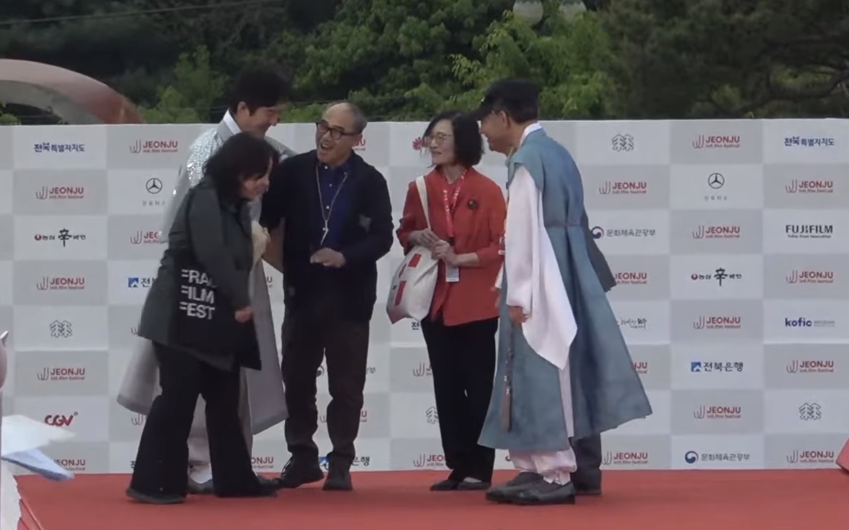 정준호 전주국제영화제 집행위원장님이 반겨주시네요. 강신일 위원장님과는 <공공의 적 2> 에서 함께 하셨죠!&nbsp;