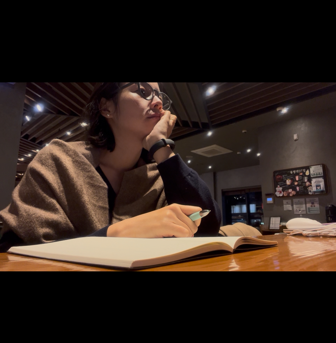 저는 토요일 새벽 가장 먼저 문을 여는 카페에 가서 1시간 오롯하게 자기대화일지를 씁니다.&nbsp;