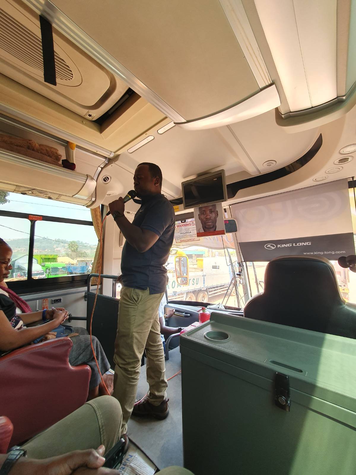 버스가 출발하기 전 함께 기도하는 모습