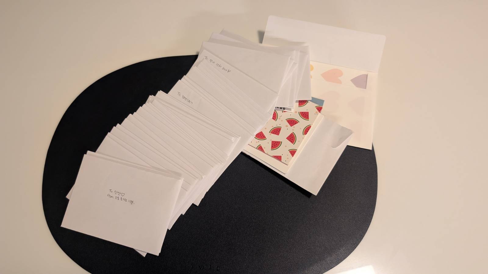 이사 직전, 송별회에서 받은 편지 모음. 정말 많은 사람들이 와주었고, 정성스레 편지도 남겨주었다. 늘 준 것에 비해 과분한 사랑을 받고 있음에 감사하다.