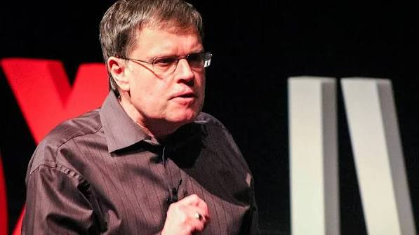 TEDxUW 무대에 선 래리 스미스. (출처: TED / TEDxUW)