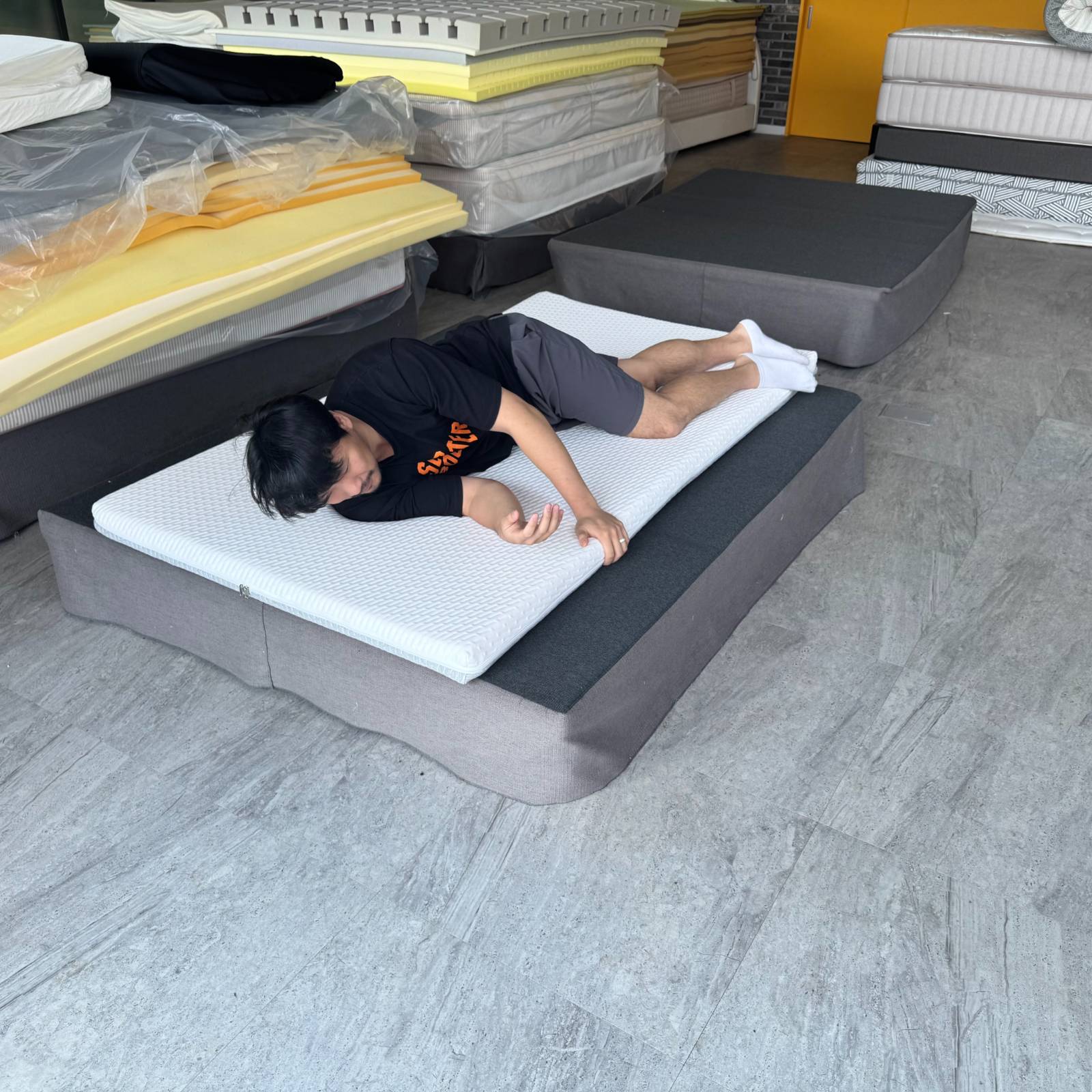 제작중인 토퍼를 테스트하는 이재원 대표