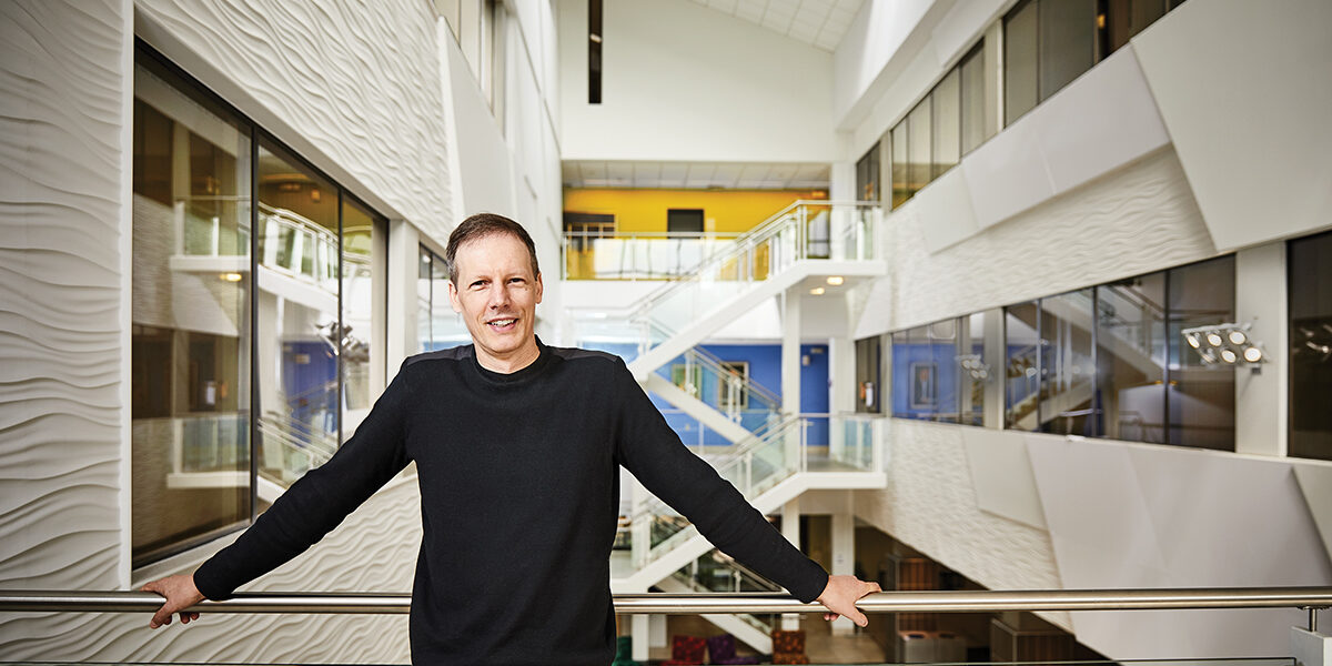 2019년, 모교 워싱턴대학교를 찾은 짐 매켈비. (출처: Jay Fram / Washington University in St. Louis)
