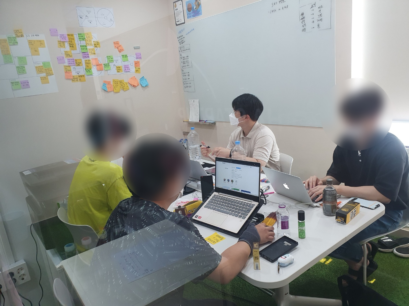 창업팀에서 회의를 진행하는 또래 강신석