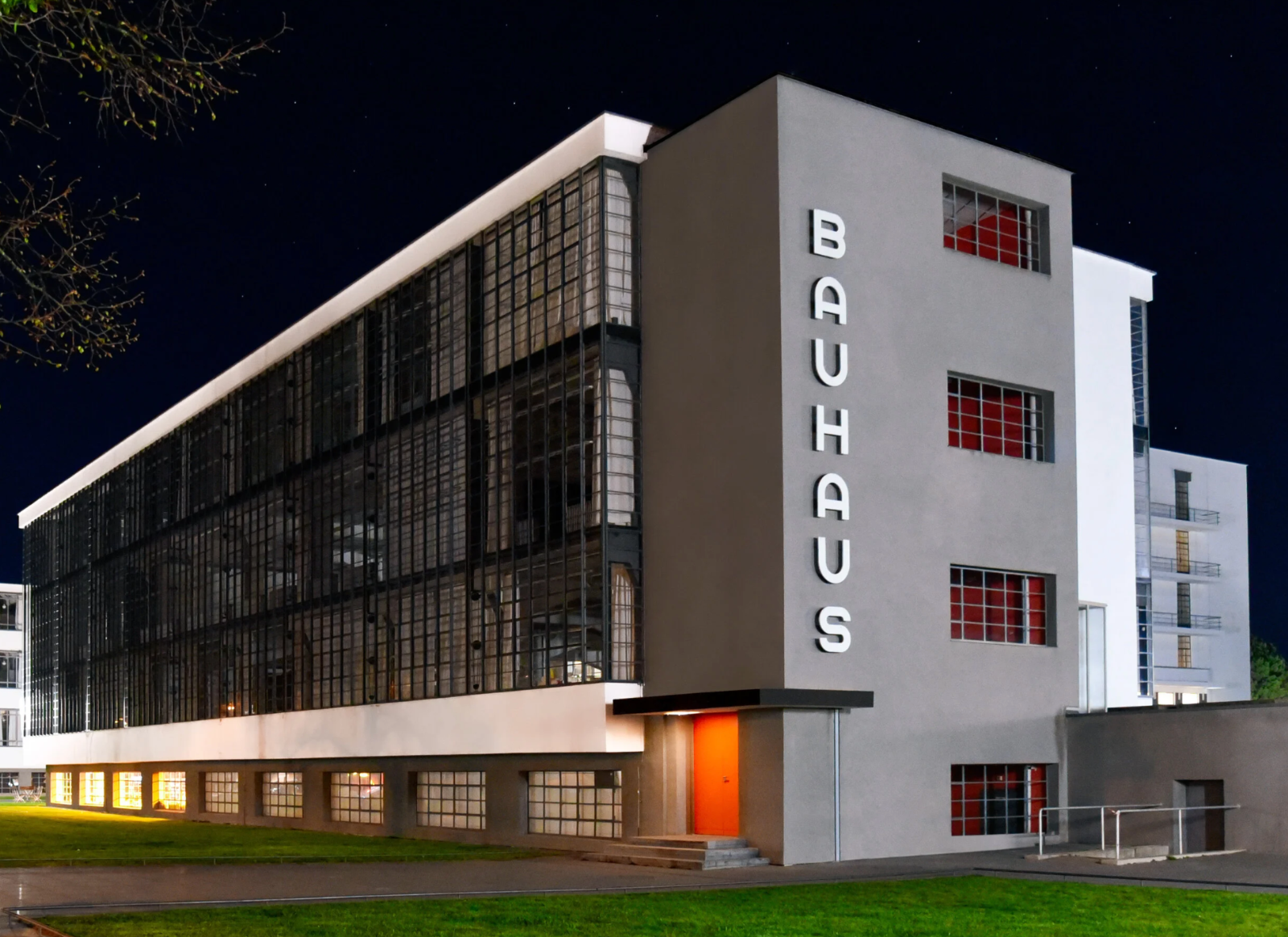 바우하우스 본관 전경 Ⓒ 2019 Carla Maher